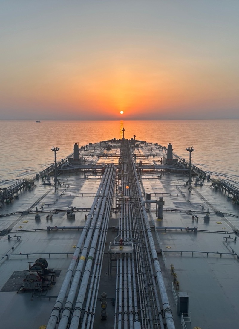 Палуба на нефтен танкер с тръбопроводи към горивните танкове в открито море